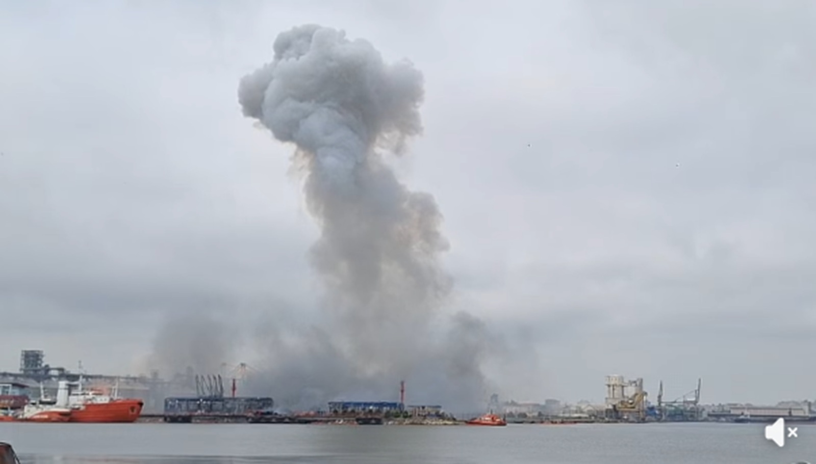 Nivelul 3 de securitate instituit in Portul Constanta dupa explozia unui drone pe apa