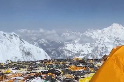 O avalanșă l-a salvat pe Everest: ghidul nepalez, considerat mort, a povestit cum a supraviețuit șase zile pe munte.