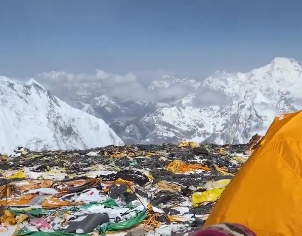 O avalanse la salvat pe Everest ghidul nepalez considerat mort a povestit cum a supravietuit sase zile pe munte