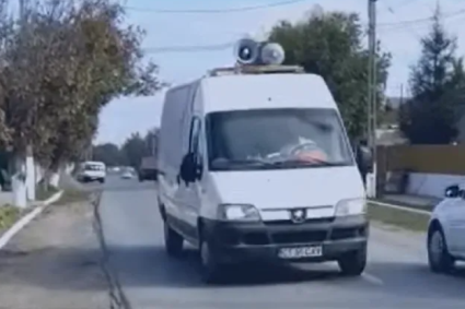 O dubă care străbate Cluj-Napoca cu megafonul dat la maxim îi irită pe clujeni: „Ce-ar fi să ne promovăm toți afacerile în acest mod?”