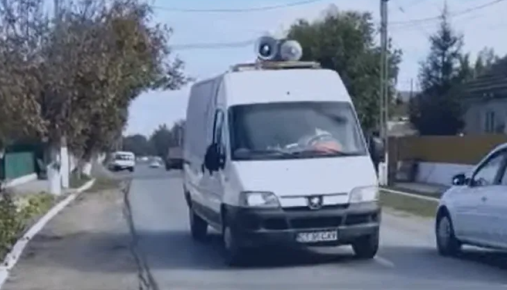 O duba care strabate Cluj Napoca cu megafonul dat la maxim ii irita pe clujeni Ce ar fi sa ne promovam toti afacerile in acest mod