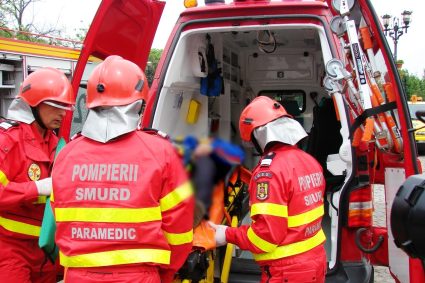 O femeie de 70 de ani se află în stare gravă după ce a fost lovită de o mașină în Cluj-Napoca.