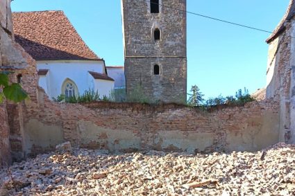 O porțiune a zidului uneia dintre cele mai valoroase biserici fortificate din Transilvania s-a prăbușit. Vizitele au fost suspendate.