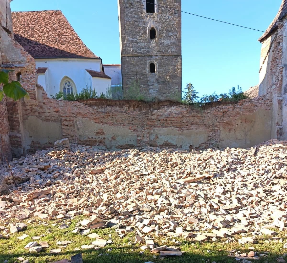 O portiune a zidului uneia dintre cele mai valoroase biserici fortificate din Transilvania s a prabusit Vizitele au fost suspendate