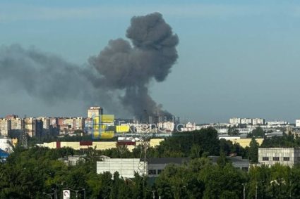 O rafinărie de petrol și o fabrică de echipamente electronice militare din Rusia, atacate în timpul raidurilor aeriene de noapte.