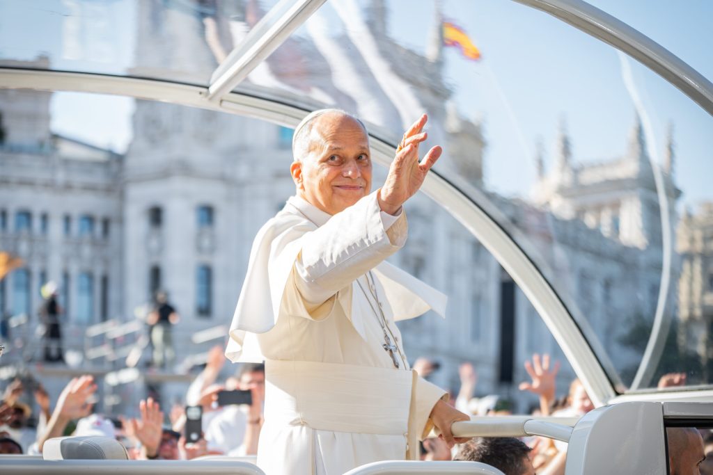 Papa Leon al XIV lea a ajuns la Barcelona in cadrul turneului din Spania dedicat razboiului si migratiei