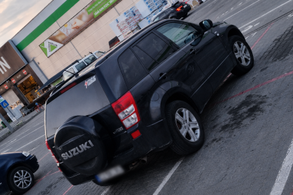 Parcare „de lux” în Cluj-Napoca! Un șofer și-a ocupat patru locuri de parcare cu mașina.