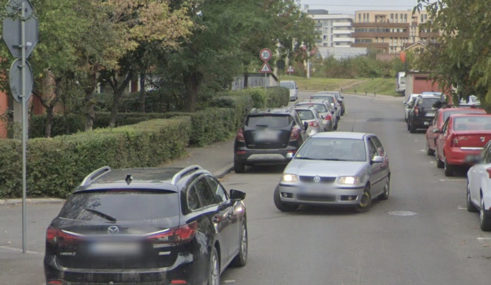 Parcarea unui bloc din Cluj cosmarul unui intreg cartier cu haos la intrare masini zgariate si riscul ca pompierii sa nu ajunga la timp