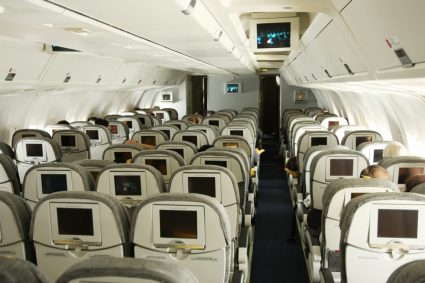Pasagerii avioanelor își riscă viața transportând bagaje și filmând în momente de urgență.