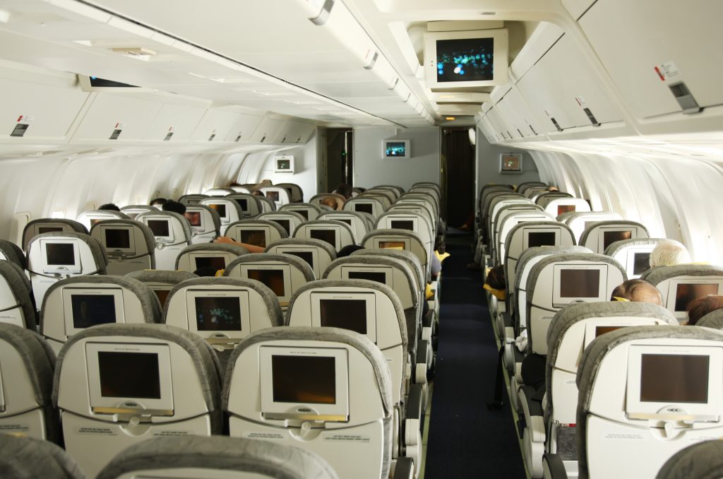 Pasagerii avioanelor isi risca viata transportand bagaje si filmand in momente de urgenta