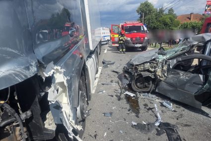 Patru persoane grav rănite într-un accident între un camion și două mașini pe DN 7, în Argeș