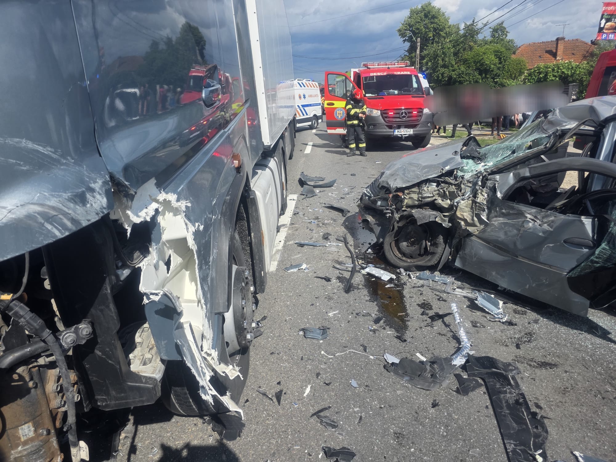 Patru persoane grav ranite dintr un accident intre un camion si doua masini pe DN 7 in Arges