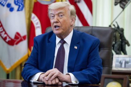 Președintele Trump acordă grațiere unui congresman condamnat pentru fraudă de sute de mii de dolari.