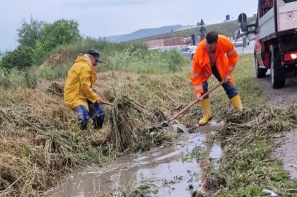 Primăria unei comune din Cluj ia măsuri după furtună: Intervenții de urgență în diferite locații, un echipaj a fost în patrulare non-stop pentru a preveni dezastrul.