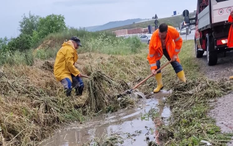 Primaria unei comune din Cluj ia masuri dupa furtuna Interventii de urgenta in diferite locatii un echipaj a fost in patrulare non stop pentru a preveni dezastrul