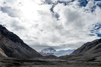 Record pe Everest: Peste 1.000 de alpiniști au atins „acoperișul lumii” într-o singură sezonă