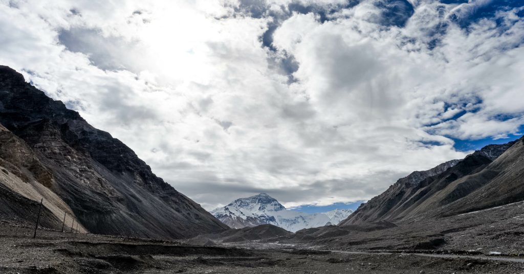 Record pe Everest Peste 1000 de alpinisti au atins acoperisul lumii intr o singura sezon