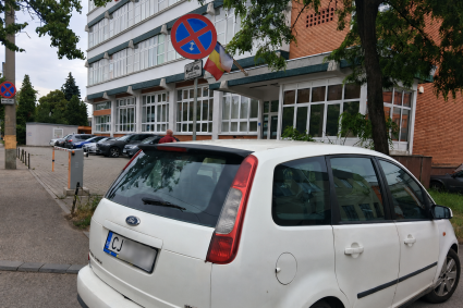 Regulile sunt doar pentru alții? Un șofer din Cluj și-a parcat mașina exact în locul interzis.