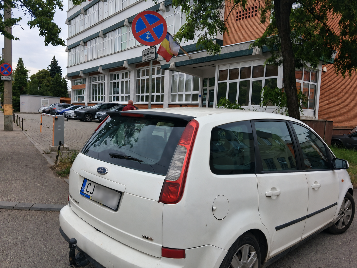 Regulile sunt doar pentru altii Un sofer din Cluj si a parcat masina exact in locul interzis