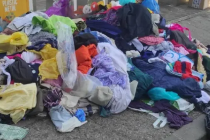 Situație scandal cât se poate de gravă în Cluj-Napoca! Un container destinat donațiilor este mereu răscolit, iar hainele ajung pe trotuar.