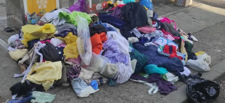 Situatie scandal cat se poate de grava in Cluj Napoca Un container destinat donatiilor este mereu rascolit iar hainele ajung pe trotuar