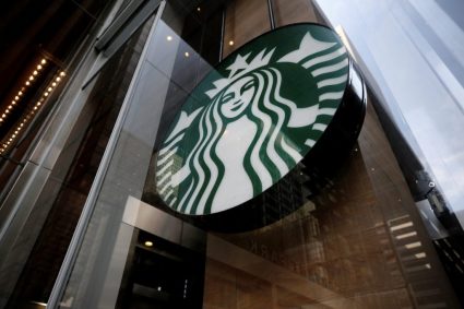 Starbucks închide mii de cafenele în Coreea de Sud, simultan, în urma unui scandal generat de o campanie publicitară controversată.