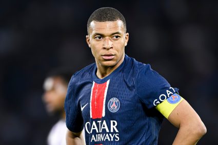 Știri false despre Mbappé și Macron circulă online. Un site fals a creat acuzații neadevărate împotriva președintelui Franței.