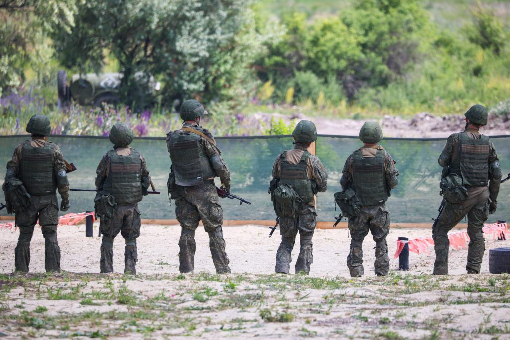 Sute de soldati rusi ar fi fost instruiti in China in tactici de razboi modern si utilizarea dronelor