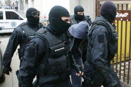 Traficanți surprinși în flagrant la Cluj: au comercializat substanțe interzise minorilor și au încercat să vândă sare în loc de „cristal” unui investigator sub acoperire.