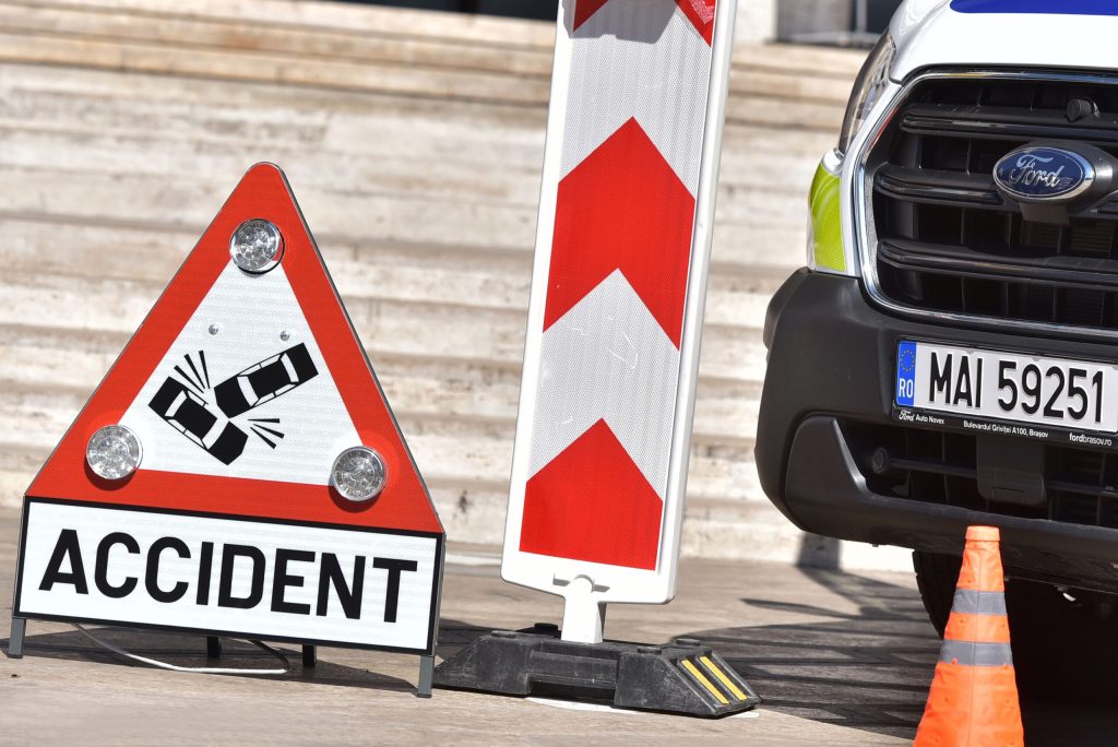 Traficul estep oprit pe DN7 in Hunedoara din cauza unui accident rutier in care au fost implicate trei masini