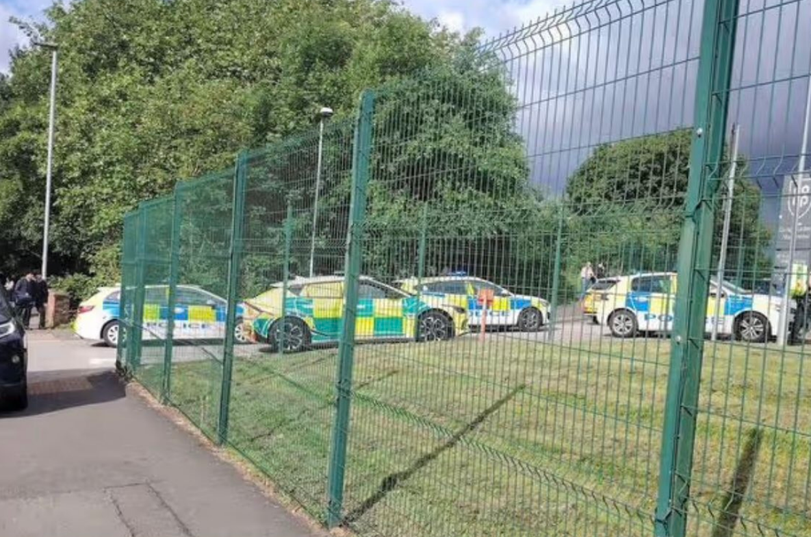 Trei persoane ranite dintr un atac cu cutitul la o scoala din Manchester O eleva de 14 ani a fost arestata