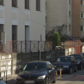 Trotuarul din faa unei scoli din Cluj Napoca este ocupat de soferi iresponsabili Elevii sunt nevoiti sa mearga pe carosabil in fiecare zi