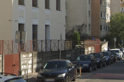 Trotuarul din faa unei scoli din Cluj Napoca este ocupat de soferi iresponsabili Elevii sunt nevoiti sa mearga pe carosabil in fiecare zi