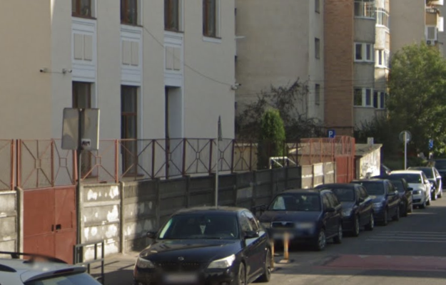 Trotuarul din faa unei scoli din Cluj Napoca este ocupat de soferi iresponsabili Elevii sunt nevoiti sa mearga pe carosabil in fiecare zi