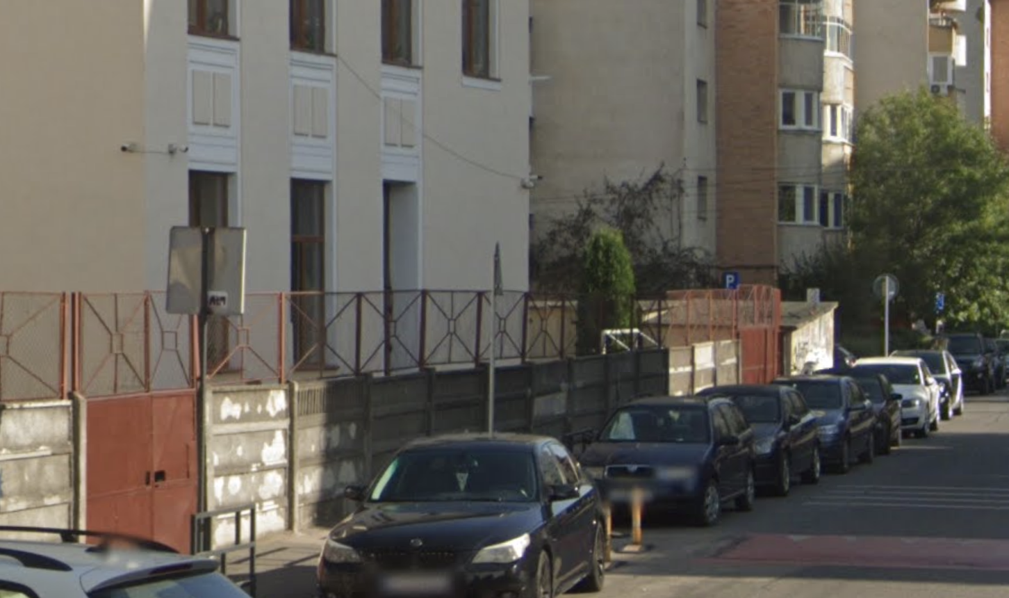 Trotuarul din faa unei scoli din Cluj Napoca este ocupat de soferi iresponsabili Elevii sunt nevoiti sa mearga pe carosabil in fiecare zi