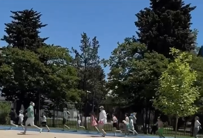Turiști evacuați de pe o plajă de la Marea Neagră din cauza unei alarme de apărare aeriană; oamenii au fugit în panică.