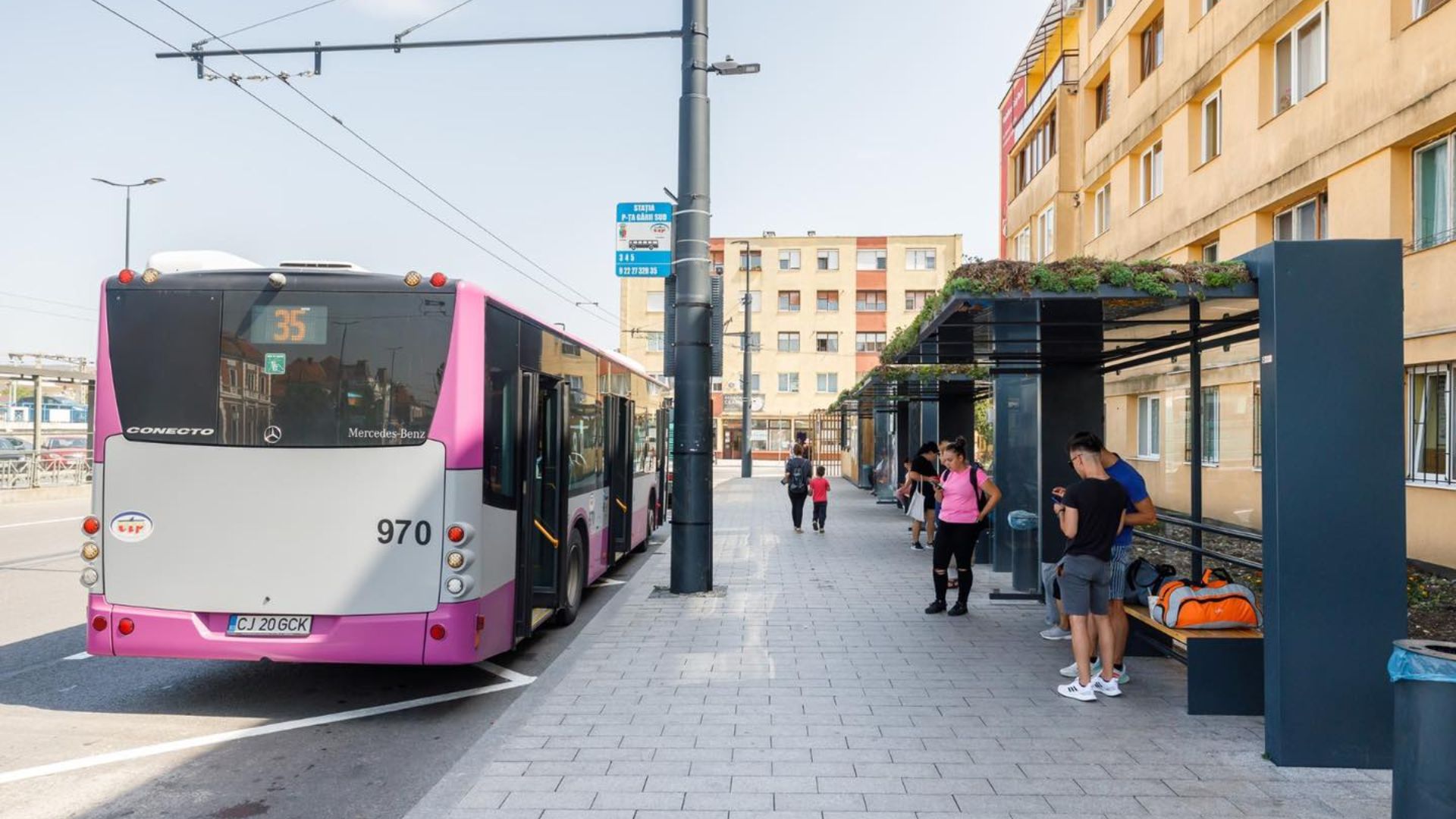 Turistii neexperimentai sunt atacati de clujeni in zona garii Bilete de autobuz vandute chiar si cu 10 lei Ne fac de rusine