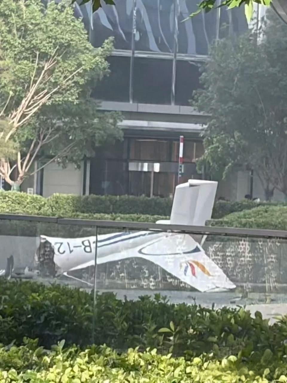 Un avion a lovit cel mai inalt zgarie nori din Beijing iar resturile au cazut pe trotuar