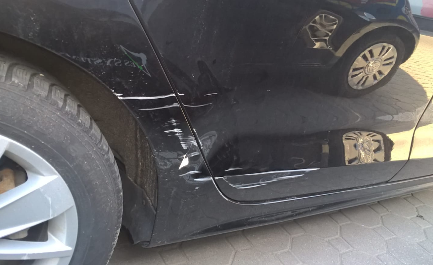 Un clujean a deteriorat 21 de masini intr un singur incident in doar 30 de minute Modalitatea in care a realizat o asemenea performanta este greu de inteles Politia l a retinut