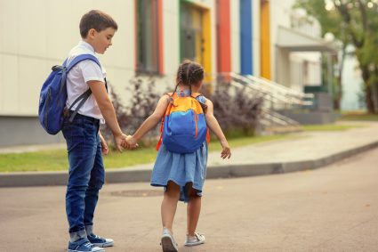 Un clujean nu mai poate suporta zgomotul pe care îl fac copiii dimineața! Locuiește lângă o grădiniță și cere soluții: „Îmi tulbură momentele de liniște”