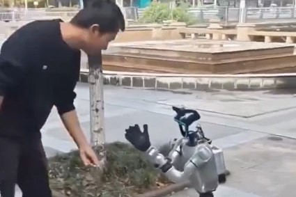 Un robot a cerșit în genunchi pe o stradă din China, afirmând că nu are bani pentru a-și încărca bateria.