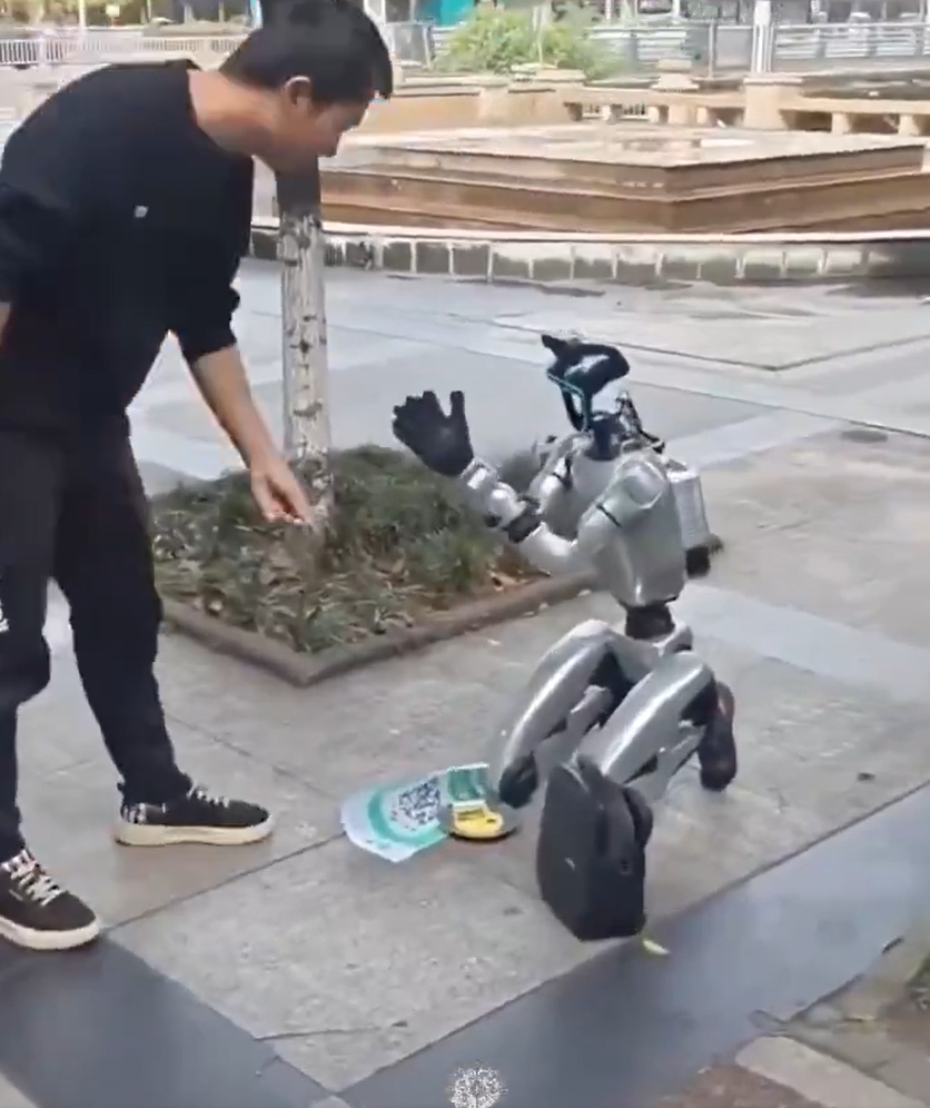 Un robot a cersit in genunchi pe o strada din China afirmand ca nu are bani pentru a si incarca bateria