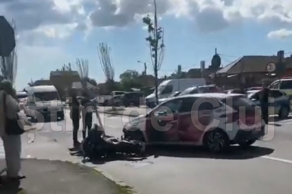 VIDEO. Accident pe strada Plevnei din Cluj-Napoca, recent. Un motociclist a fost lovit de o mașină.
