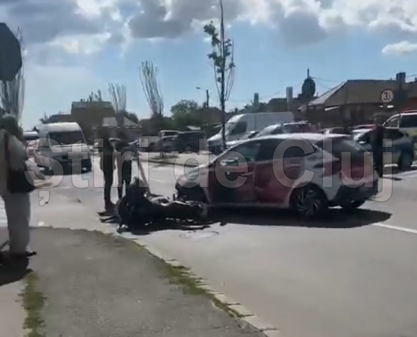 VIDEO Accident pe strada Plevnei din Cluj Napoca recent Un motociclist a fost lovit de o masina