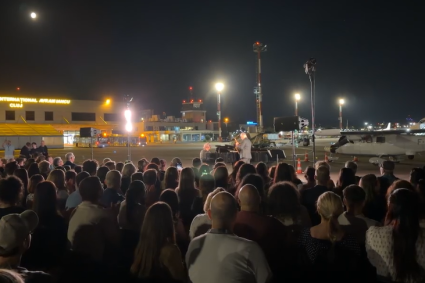 VIDEO. Aeroportul din Cluj-Napoca s-a transformat într-o sală de concert! Clujenii au „decolat” pe ritmuri de operă.