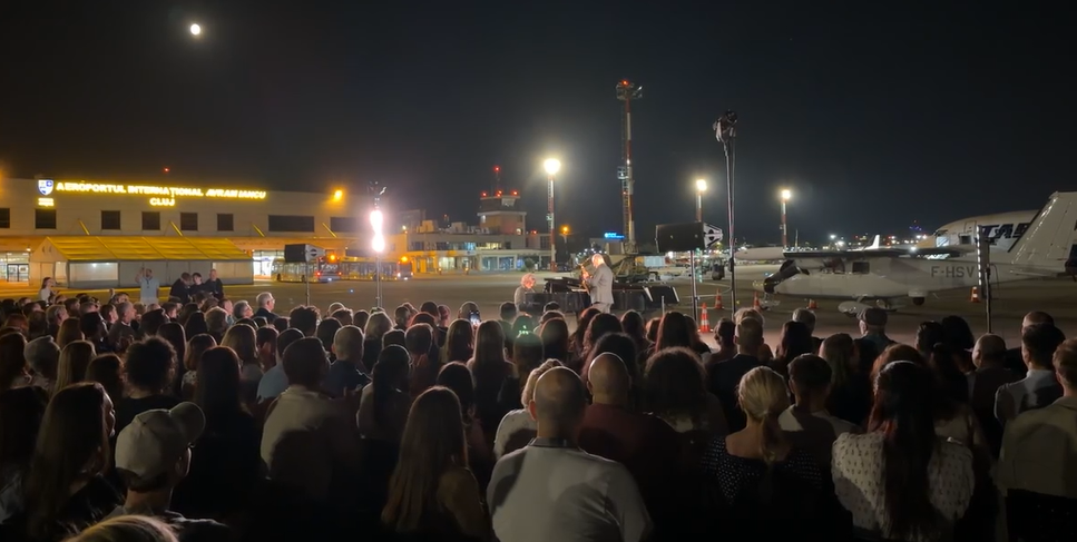 VIDEO Aeroportul din Cluj Napoca s a transformat intr o sala de concert Clujenii au decolat pe ritmuri de opera