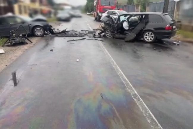 VIDEO Cum s a produs accidentul din Garbau Cluj care a dus trei persoane la spital Soferul responsabil era complet baut si avea permisul suspendat