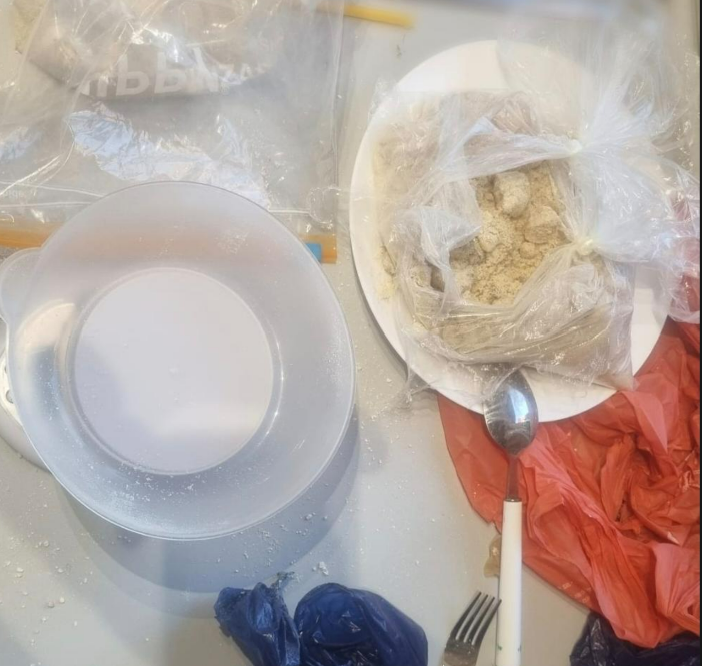 VIDEO Interventia mascatilor in Floresti surprinsa de Stiri de Cluj s a incheiat cu doua persoane retinute in flagrant si o captura semnificativa de droguri