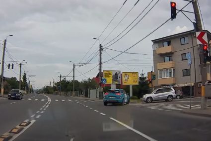 VIDEO. Manevră neașteptată într-o intersecție din Cluj-Napoca. Șoferul grăbit al unei mașini de ride-sharing, aproape de un accident.