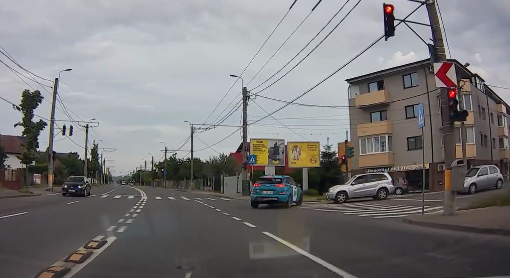 VIDEO Manevra neasteptata dintr o intersectie din Cluj Napoca Soferul grabit al unei masini de ride sharing aproape de un accident